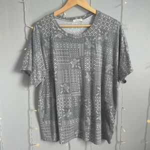 Gray Short Sleeve Tee with Geometric Print